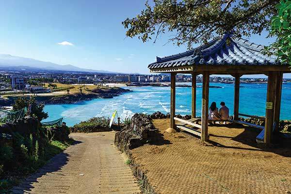 망오름으로 오르다가 만나는 육각정자. 함덕바다가 한눈에 들어온다.