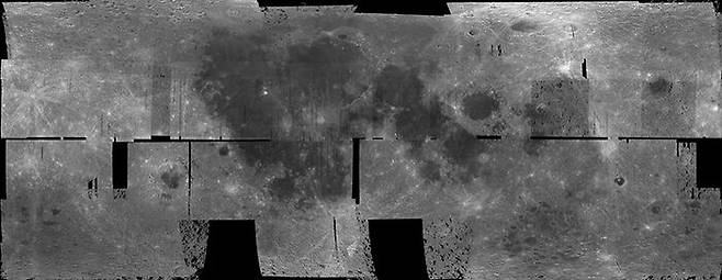 다누리에 탑재된 광시야 편광 카메라로 촬영한 달 전체 지도를 모자이크한 영상