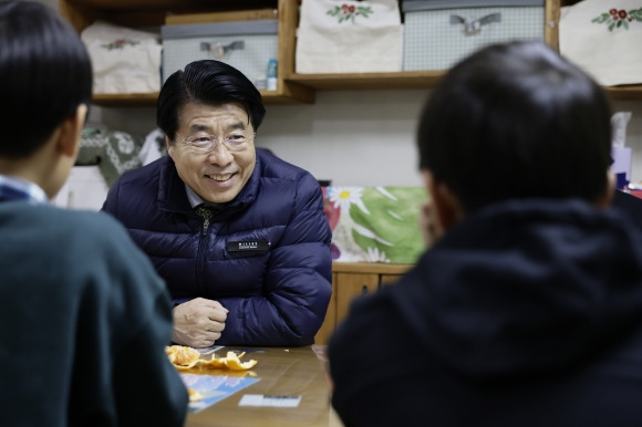 서강석 송파구청장이 지난 19일 오후 지역 아동공동생활가정 ‘예성의 집’을 찾아 아이들과 대화를 나누고 있다. 송파구 제공