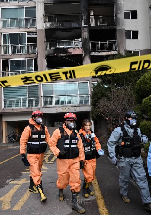 서울 도봉구 아파트 화재 현장에서 26일 경찰과 소방 관계자가 합동감식을 위해 이동하고 있다. 도준석 기자
