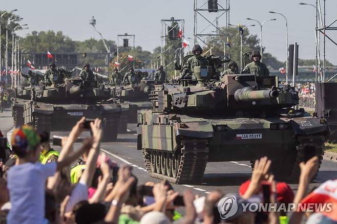 폴란드 군사 퍼레이드…'한국산 FA-50 전투기에 K2 전차, K9 자주포도 열병식 참여 [연합뉴스 자료사진]