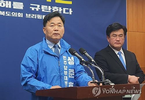 검찰 압수수색 규탄하는 성준후 예비후보(왼쪽) [촬영 : 김동철]