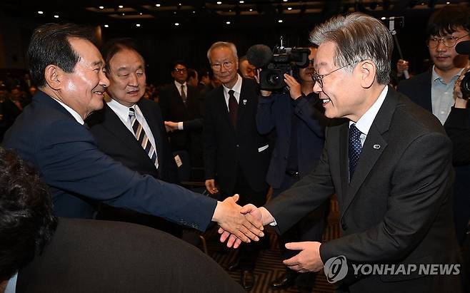 정세균 전 국회의장과 인사 나누는 이재명 대표 (서울=연합뉴스) 류영석 기자 = 더불어민주당 이재명 대표가 8일 서울 여의도 중소기업중앙회에서 열린 '김대중 탄생 100주년 기념사업 추진위원회 출범식 및 후원의 날' 행사장에서 정세균 전 국회의장을 비롯한 민주당 원로인사들과 인사를 나누고 있다. 2023.11.8 [공동취재] ondol@yna.co.kr