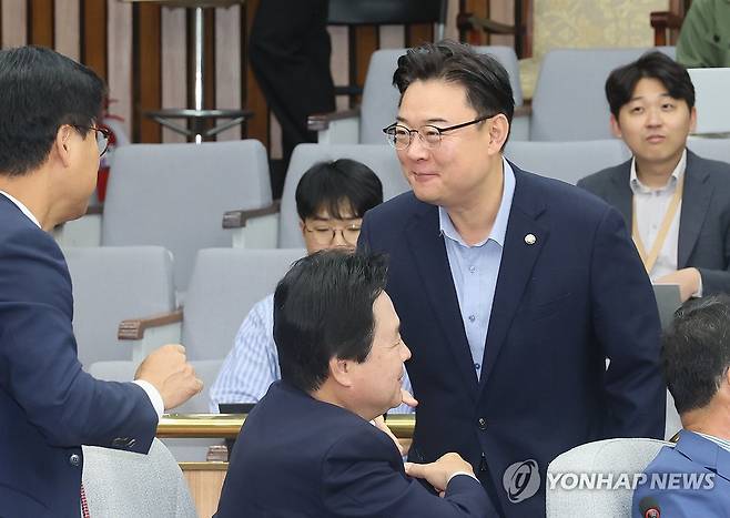 김성원 여의도연구원장 (서울=연합뉴스) 이정훈 기자 = 국민의힘 김성원 여의도연구원장이 지난 10월 17일 국회에서 열린 국정감사대책회의에 참석하며 의원들과 인사하고 있다. 2023.10.17 uwg806@yna.co.kr