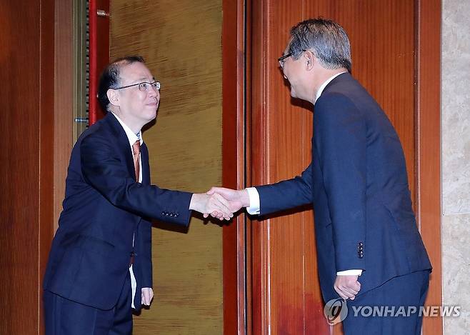 악수하는 한-일 외교부 정병원 차관보(오른쪽)가 지난 9월 26일 오전 서울 롯데호텔에서 3국 고위급 회의(SOM)를 열기에 앞서 입장하는 후나코시 다케히로 일본 외무성 외무심의관과 악수하고 있다. [연합뉴스 자료사진]