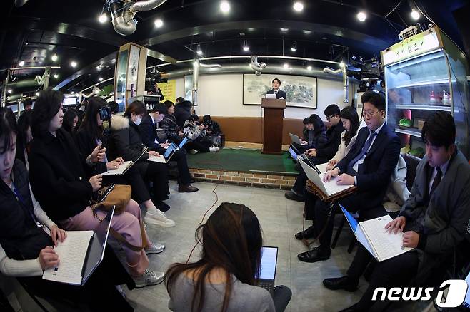 이준석 전 국민의힘 대표가 27일 오후 서울 노원구의 한 음식점에서 탈당 기자회견을 하고 있다. 2023.12.27/뉴스1 ⓒ News1 박정호 기자