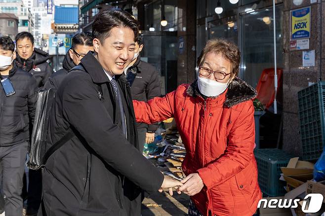 이준석 전 국민의힘 대표가 27일 서울 노원구 한 음식점에서 탈당 기자회견을 하기 위해 이동하던 중 지지자와 인사를 나누고 있다. (공동취재) 2023.12.27/뉴스1 ⓒ News1 박정호 기자