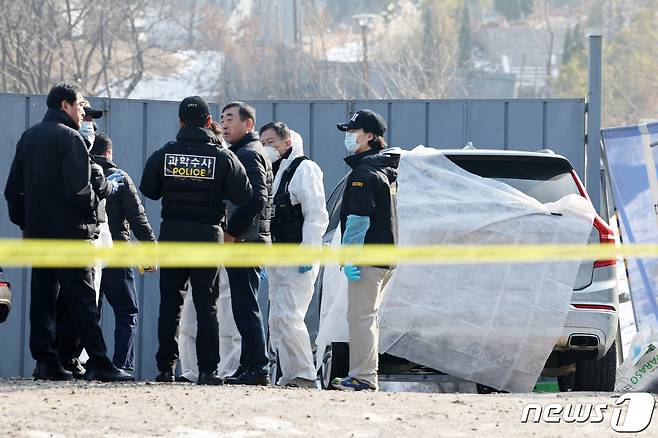 마약 투약 혐의를 받던 배우 이선균 씨가 27일 종로구 와룡공원 인근에서 숨진 채 발견 돼 경찰 관계자들이 이 씨의 차량 내부를 살펴보고 있다 ※우울감 등 말하기 어려운 고민으로 전문가의 도움이 필요하면 자살예방 핫라인 1577-0199, 자살예방 상담전화 1393, 희망의 전화 129, 생명의 전화 1588-9191, 청소년 전화 1388 등에서 24시간 상담을 받을 수 있습니다. 2023.12.27/뉴스1 ⓒ News1 민경석 기자