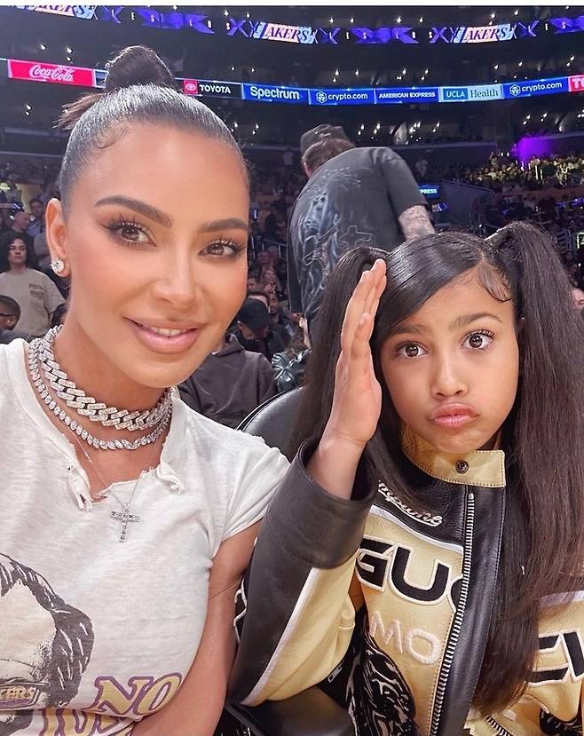 인플루언서 킴 카다시안과 그의 딸 노스 웨스트