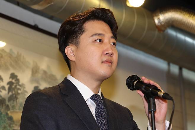 이준석 전 국민의힘 대표가 27일 서울 노원구 상계동 한 식당에서 탈당 및 신당 창당 선언 기자회견을 하고 있다./뉴스1