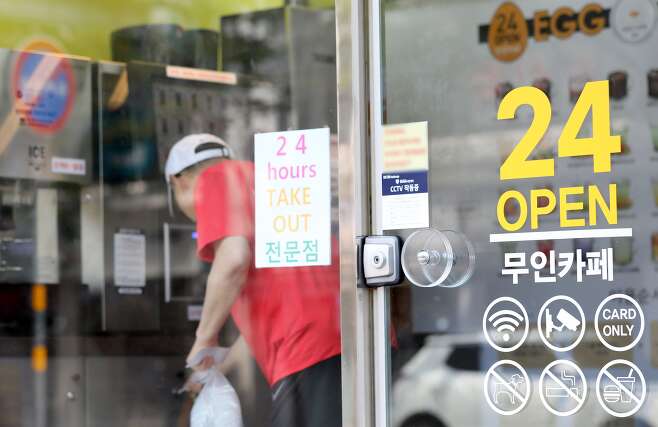 지난 7월 20일 오후 서울 강서구에서 무인카페를 운영하는 점주가 셀프 커피머신에 사용되는 각종 집기류를 정리하고 있다. /뉴스1