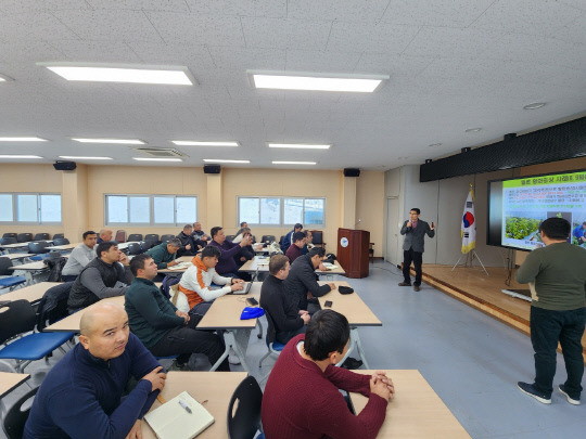 부여군이 우즈베키스탄 나망간주 농업연수생들을 대상으로 농업기술 교육을 진행하고 있다. 사진=부여군 제공