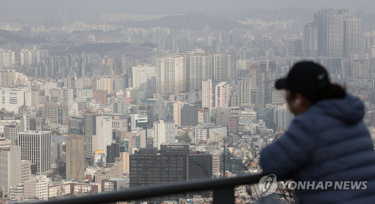 서울 남산에서 바라본 시내 아파트 단지 모습. [사진=연합뉴스]