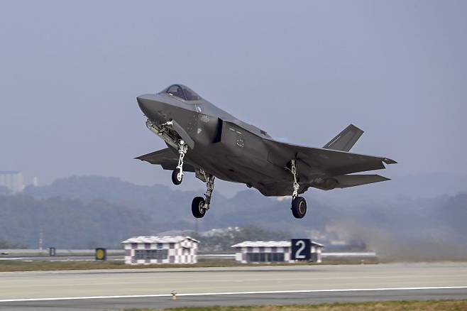 이륙하는 공군 제17전투비행단 F-35A 전투기 (서울=연합뉴스) 지난 10월 26일 공군 제17전투비행단 F-35A 전투기가 비상출격을 위해 활주로에서 이륙하고 있다. 공군작전사령부는 24일, 26일 양일간 F-35A, F-15K, FA-50, 천궁 Ⅱ 등 공군의 주요 전력을 비롯해 이지스함, ATACMS 등 지해상 합동 자산을 활용하여 다중복합상황에 대비한 합동작전 수행능력을 강화하기 위한 합동방공훈련 및 탄도탄 대응훈련을 실시했다고 밝혔다. 사진=공군 제공