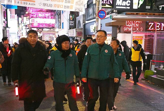 이한경 행정안전부 재난안전관리본부장이 지난 24일 저녁 서울 마포구 홍대 클럽거리를 방문해 박강수 마포구청장과 함께 성탄절 인파밀집 우려지역에 대한 대비상황을 살펴보며 안전점검을 하고 있다. (사진=행정안전부)