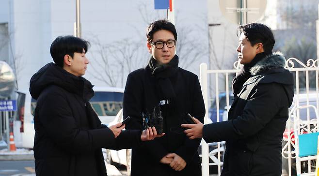 마약 투약 혐의를 받는 배우 이선균(48)씨가 23일 오전 3번째 조사를 받기 위해 인천경찰청 마약범죄수사계에 출석하고 있다. 연합뉴스