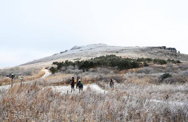장불재에서 본 무등산 정상부. 정면 꼭대기가 서석대, 오른쪽 끝이 입석대다.