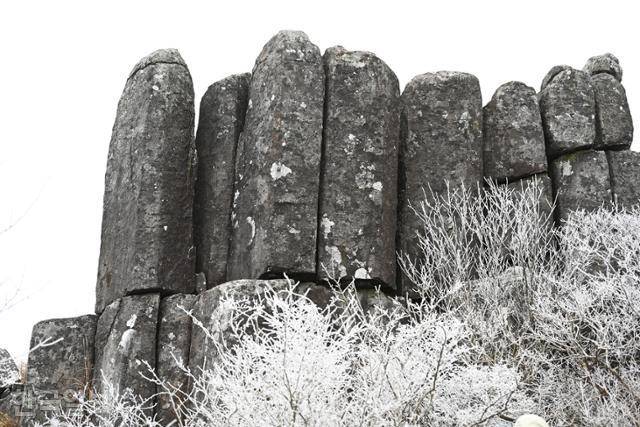 무등산 입석대. 글 읽기 좋아하는 이들은 서책을 쌓아 놓은 모습에 비유하기도 한다.