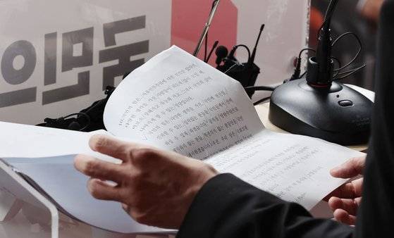 한동훈 국민의힘 비상대책위원장이 26일 오후 서울 여의도 국민의힘 중앙당사에서 직접 작성한 비상대책위원장 임명 수락 연설문을 읽고 있다. 뉴스1