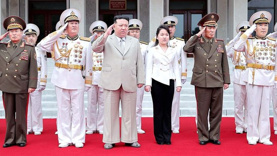 지난 8월 28일 김정은과 김주애가 북한의 해군절을 맞아 해군사령부를 방문해 장병을 격려했다고 북한 관영매체가 전했다. 연합