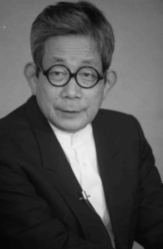 일본작가．９４년노벨상수상자