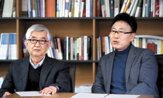 2019년 서울 서소문 중앙일보 본사에서 최장집(왼쪽) 고려대 명예교수와 그의 제자인 박상훈 후마니타스 대표가 대담하고 있다. 오종택 기자