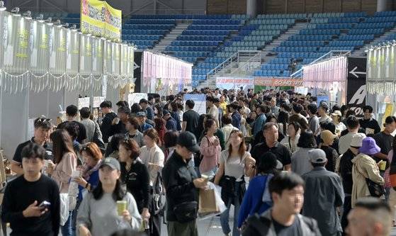 지난 10월 제15회 강릉커피축제가 열린 강릉 스피드스케이팅 경기장. [연합뉴스]