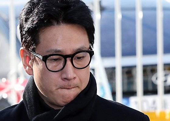 배우 이선균씨(48)가 27일 숨진 채 발견됐다. 사진은 이선균 씨가 지난 23일 오전 인천 남동구 인천논현경찰서로 3차 소환조사를 받기 위해 도착한 모습. 뉴스1
