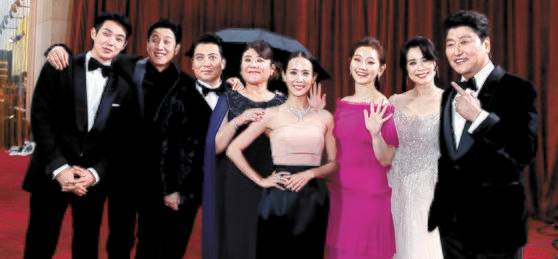 배우 이선균(왼쪽 두번째)이 지난 2020년 미국 LA 할리우드에서 열린 제92회 아카데미 시상식 레드카펫에서 영화 '기생충' 출연진과 포즈를 취했다. 로이터=연합