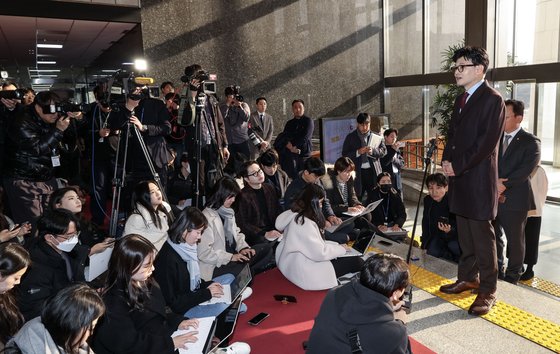 한동훈 국민의힘 비상대책위원장이 27일 오전 국회로 출근하며 취재진과 일문일답을 하고 있다. 김성룡 기자