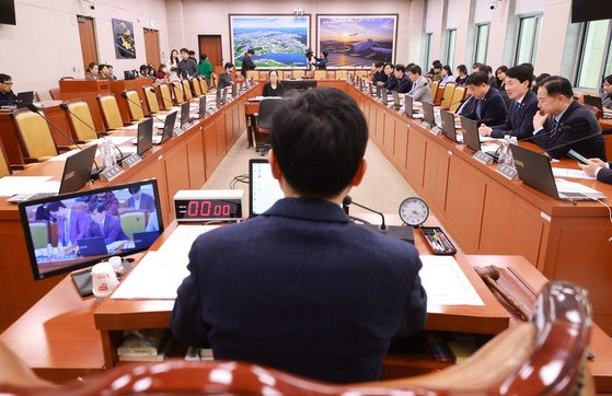 27일 국회에서 열린 국토교통위원회 전체회의에서 김민기 위원장이 회의를 주재하고 있다. 연합뉴스