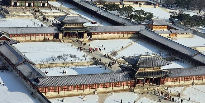 This Dec. 20 photo shows a snow-covered Gyeongbokgung in Jongno-gu, central Seoul. (Yonhap)