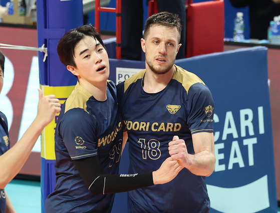 Seoul Woori Card Woori Won’s Kim Ji-han, left, celebrates with Matej Kok during a V League game against the Incheon Korean Air Jumbos at Jangchung Arena in central Seoul on Dec. 7. [YONHAP]