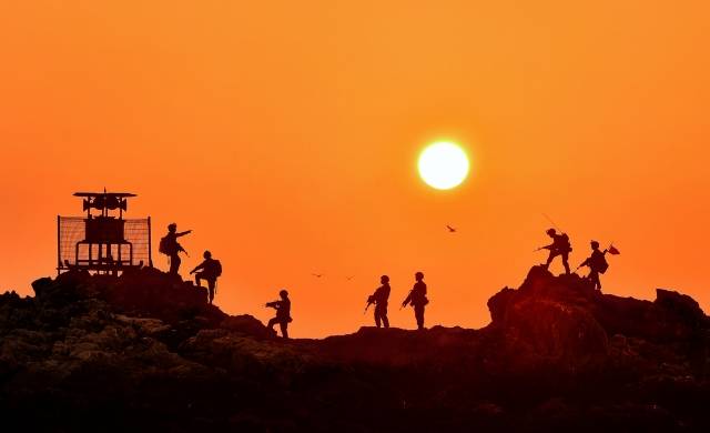 육군 제35보병사단 장병들이 서해안 경계작전임무를 수행하고 있다. 전국 최정예 지역방위사단으로 꼽히는 35사단은 2014년 임실로 이전한 뒤 군부대와 지자체간 지역 상생 협력의 모범이 되고 있다. 35사단 제공.