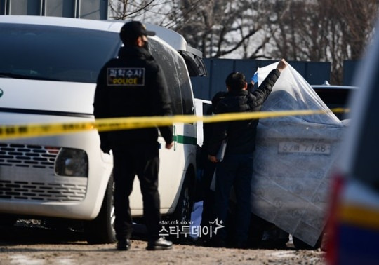 마약 투약 혐의로 조사중이던 배우 이선균 씨가 27일 오전 종로구 와룡공원 인근에서 숨진 채 발견돼 경찰이 차량을 조사 하고 있다. [사진 = 유용석 스타투데이 기자]