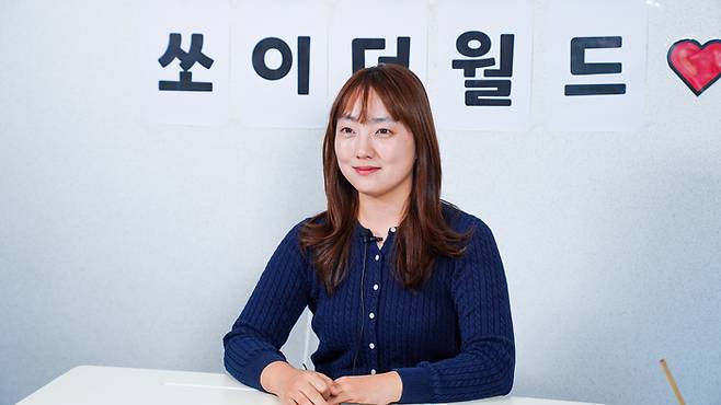 인터뷰 질문에 답하고 있는 이소연 씨 / 사진=김규란 여행+인턴 PD
