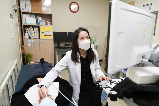 고려대 구로병원 내분비내과 송의연 교수가 여성 수검자에게 갑상선 초음파 검사를 시행하고 있다. /사진=고려대 구로병원