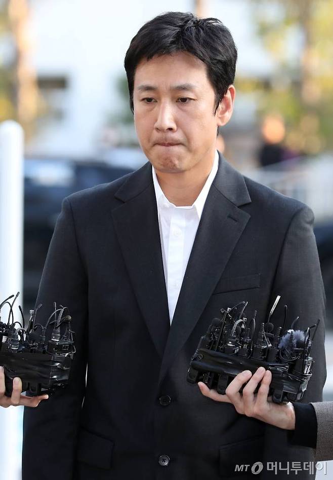 '마약 스캔들'에 휩싸인 배우 이선균(48)이 28일 오후 인천광역시 논현경찰서에 마약류 관리에 관한 법률 위반 혐의에 대한 경찰 조사를 받기 위해 도착하고 있다. 2023.10.28 /사진=임성균