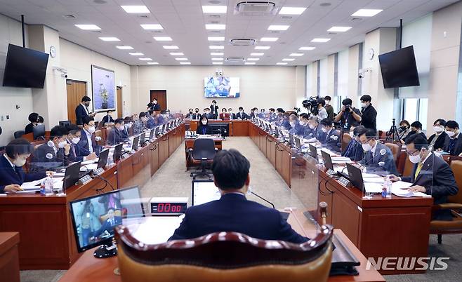 [서울=뉴시스] 최진석 기자 = 경찰이 국회 산업통상자원중소벤처기업위원회(산자위) 국정감사에 불출석해 국회로부터 고발당한 이상필 SMJ(에스엠제이)컴퍼니 부사장에 대한 수사에 착수했다. 사진은  지난달  24일 서울 여의도 국회에서 열린 산업통상자원중소벤처기업위원회 전체회의. 2022.11.24. myjs@newsis.com