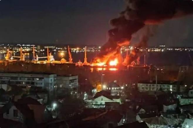 [서울=뉴시스]우크라이나군의 공습으로 크림반도의 러시아 해군 함정이 파손됐다고 러시아 국방부가 26일 밝혔다. 국방부는 "상륙함 노보체르카스크호가 페오도시아 기지에서 항공기 발사 유도미사일에 명중됐다. 러시아군은 대공포로 우크라이나 전투기 2대를 파괴했다"고 말했다. 사진은 우크라이나의 공습으로 화재가 발생한 크림반도 페오됫아 기지 모습. <사진 출처 : 야후 뉴스> 2023.12.27.