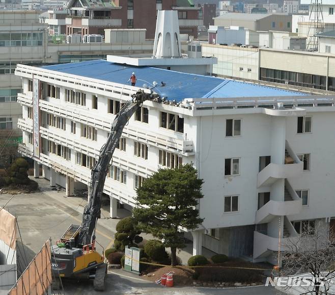 [청주=뉴시스] 조성현 기자 = 10일 오후 충북 청주시 상당구 북문로 옛 시청사 본관동 건물이 철거되고 있다. 2023.03.10. jsh0128@newsis.com