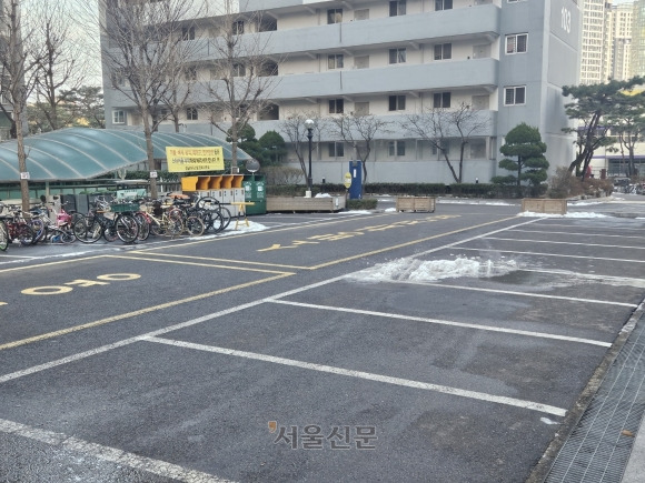 27일 서울 시내 한 아파트 단지의 지상층에 화재 시 소방차 진입을 용이하게 하는 ‘소방차 전용’ 자리가 잘 관리되고 있다. 박상연 기자