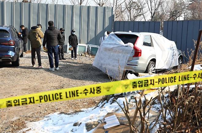 ▲ 배우 이선균이 차량 내에서 숨진 채 발견된 가운데 경찰이 현장을 통제하고 있다. ⓒ연합뉴스