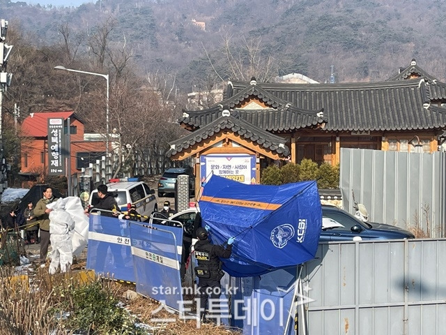 이선균이 차량에서 숨진 채 발견된 가운데 경찰이 현장감식을 벌이고 있다. 유용석 기자