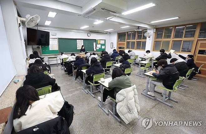 고1·2 전국연합학력평가 (서울=연합뉴스) 류영석 기자 = 고등학교 1·2학년 대상 전국연합학력평가가 열린 19일 오전 서울의 한 고등학교에서 학생들이 시험을 준비하고 있다. 2023.12.19 ondol@yna.co.kr