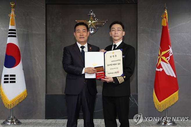 국방부, 국군대전병원장에 이국종 교수 임명 (서울=연합뉴스) 신원식 국방부 장관(왼쪽)이 27일 서울 용산구 국방부 청사에서 국군대전병원장으로 임명된 이국종 교수에게 명예 해군대령 임명장과 대령 계급장을 수여 후 기념 촬영하고 있다 2023.12.27 [국방부 제공. 재판매 및 DB 금지] photo@yna.co.kr