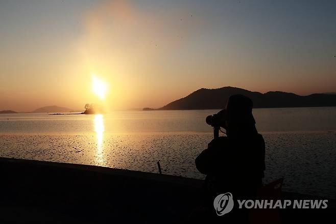 순천만 와온해변 해넘이 순천만 와온해변 해넘이
  (순천=연합뉴스) 임귀주 기자 = 순천만 와온해변은 솔섬 너머로 떨어지는 해를 감상할 수 있는 해넘이 명소이다. 2016.12.8