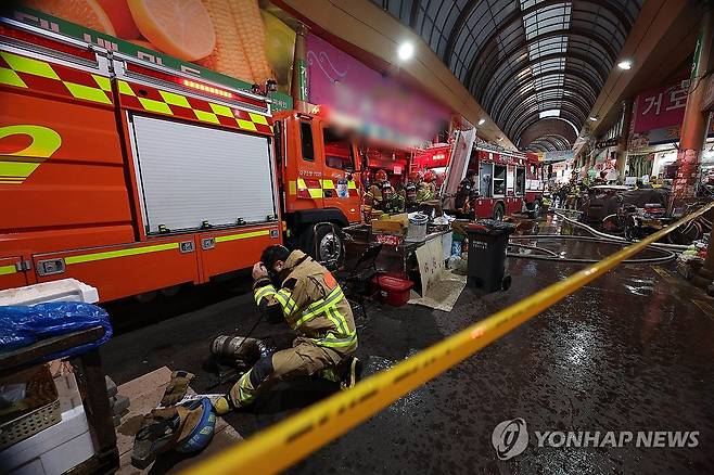 대구 팔달시장서 불…진화중 (대구=연합뉴스) 윤관식 기자 = 27일 오후 4시 48분께 대구 북구 팔달시장 한 의류상가에서 원인이 확인되지 않은 불이 나 소방 당국이 진화에 나서고 있다. 2023.12.27 psik@yna.co.kr