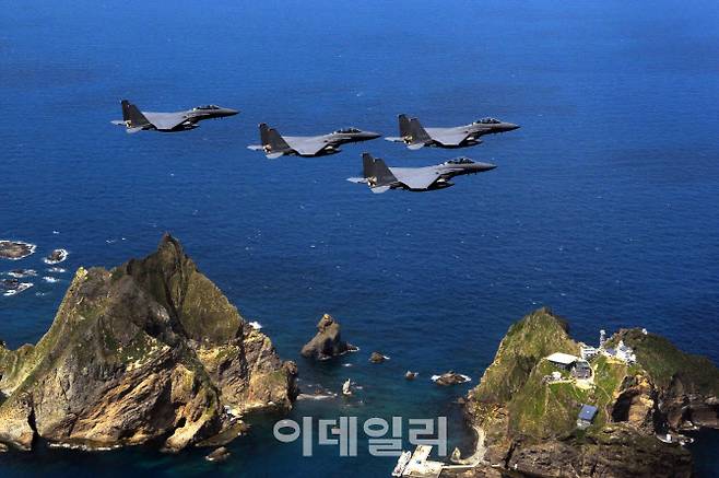 우리 공군의 F-15K 전투기 편대가 독도 상공을 초계비행하고 있다. (사진=공군)