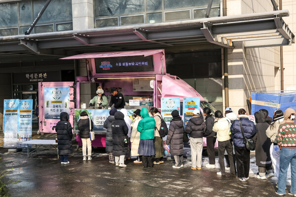 '스쿨 배틀로얄' 최다 플레이 학교인 이화여대에 치킨 트럭이 방문했다.